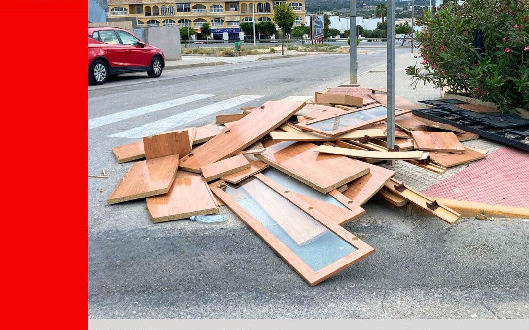 Más de una semana llevan estas maderas en la vía pública sin recogerse.